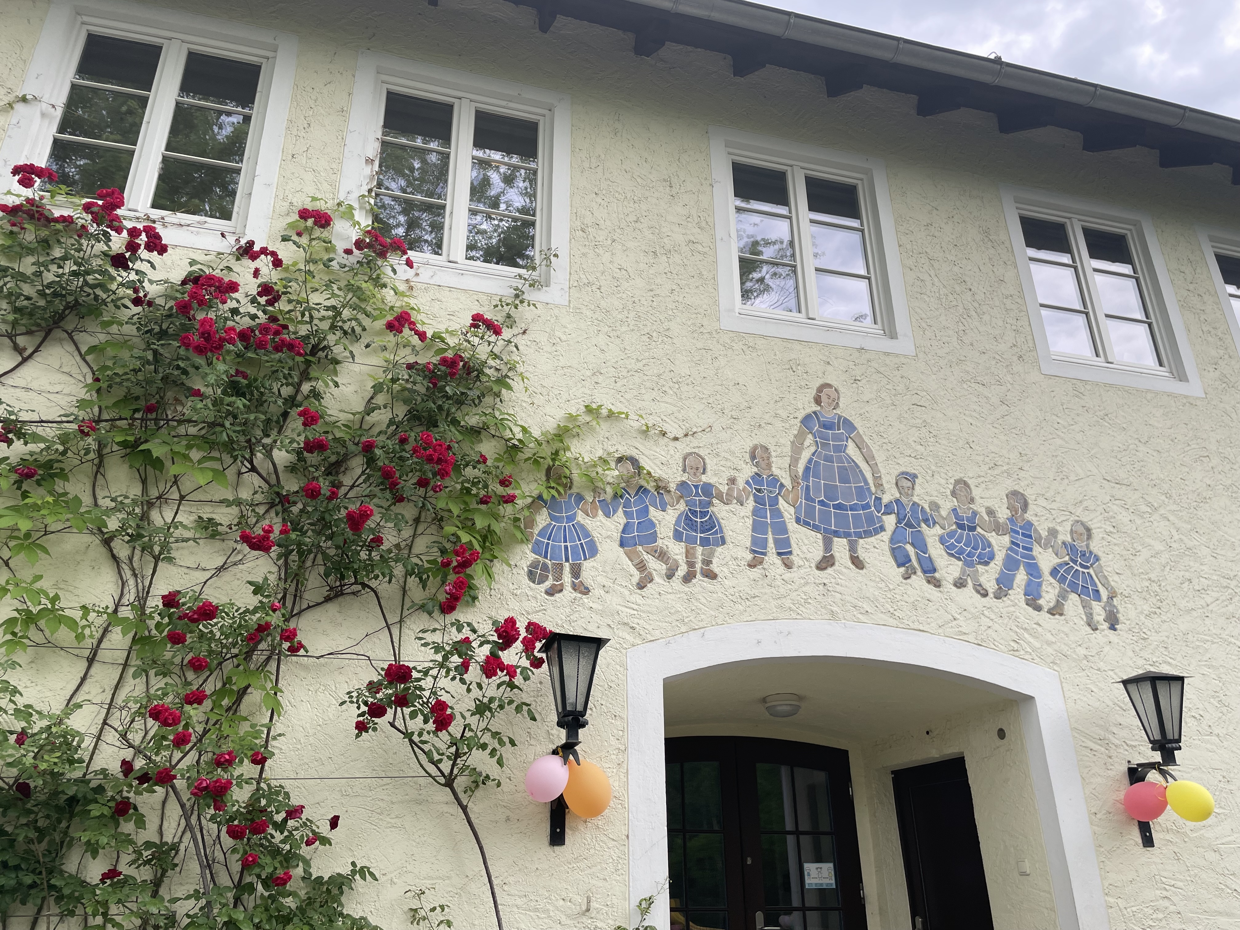 Kita Ulja, &uuml;ber der Eingangst&uuml;r zu sehen &bdquo;Der Reigen&ldquo; 
