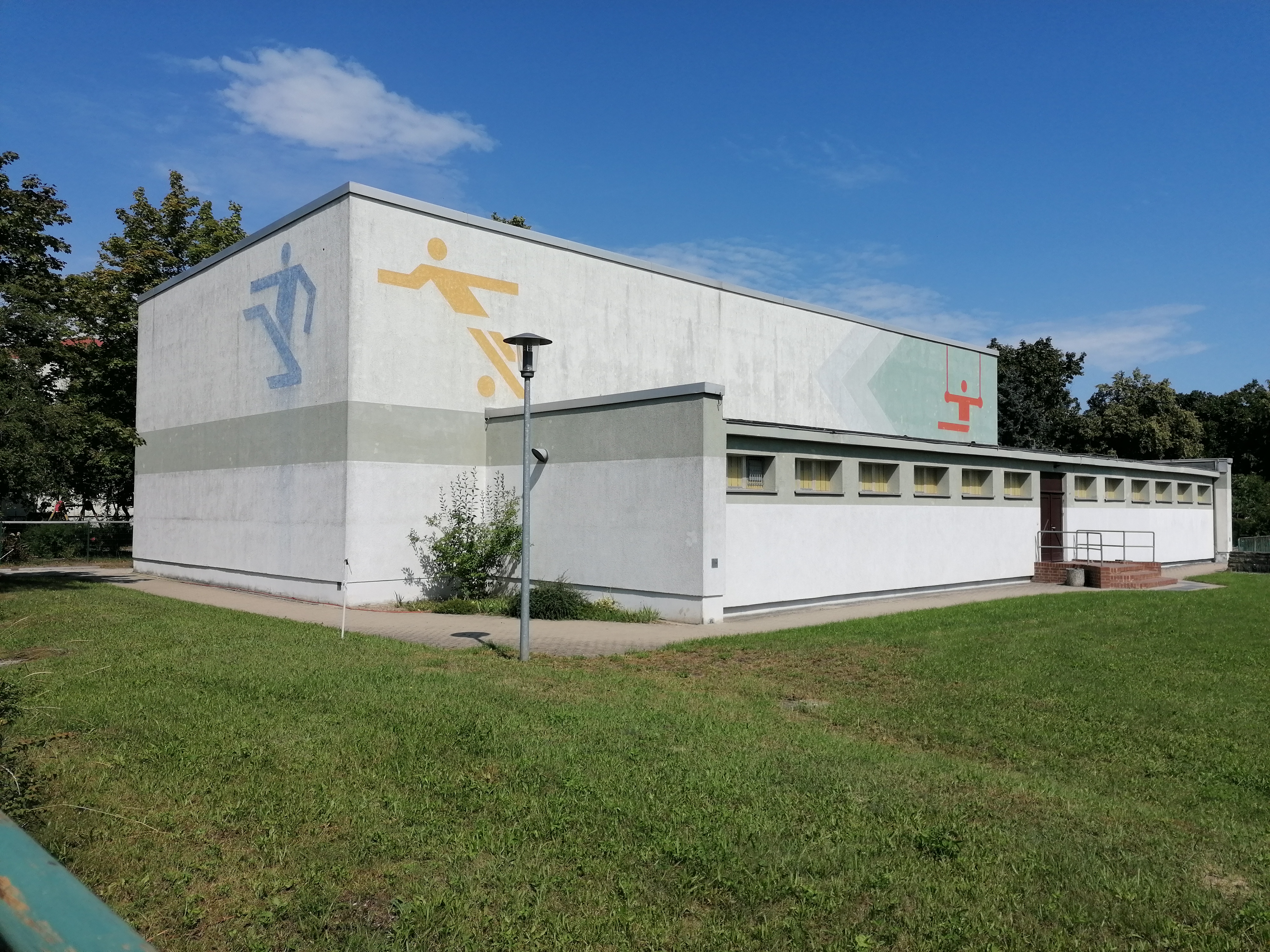 Sporthalle Friedrich Froboe&szlig;-Grundschule von au&szlig;en