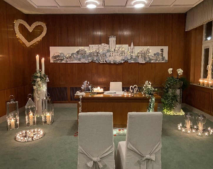 Deko des Trauzimmers f&uuml;r Candlelight-Trauung