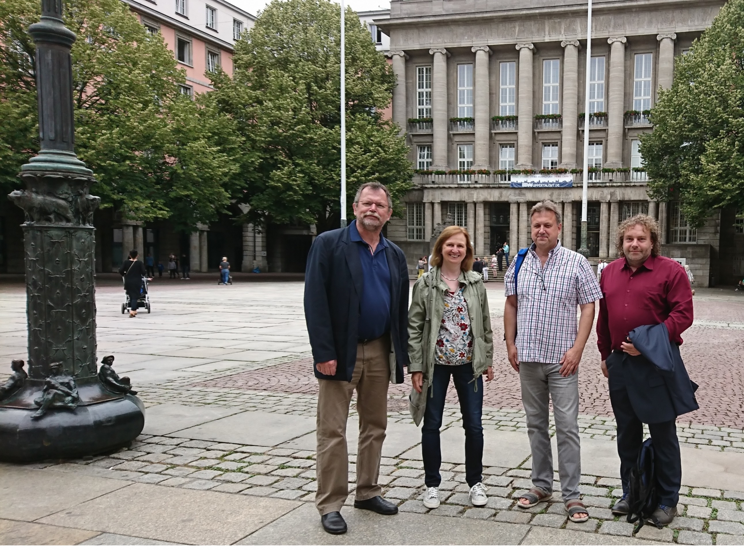 Vor dem Wuppertaler Rathaus